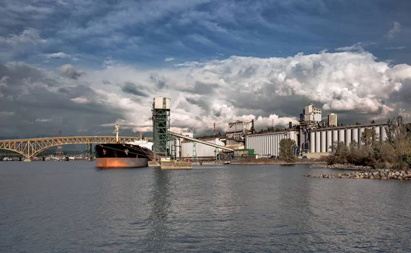 Schip onder laden in Vancouver's haven — Stockfoto