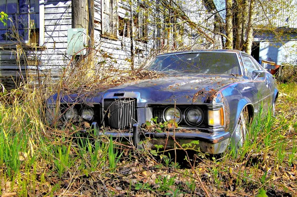 Un coche viejo y abandonado — Foto de Stock