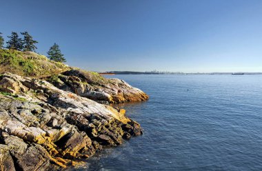 Boğazı'nın Gürcistan'daki kayalık plaj