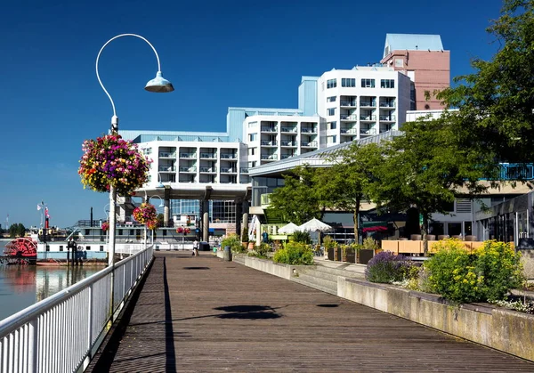 Promenade quay en een hotel Rechtenvrije Stockafbeeldingen