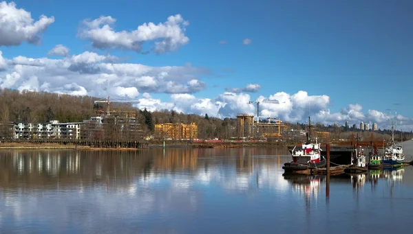 Nuova costruzione sulla riva del fiume — Foto Stock