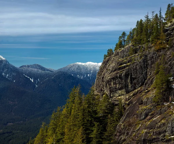 Widok na panoramę gór z nieba jeździć do Grouse Mountain — Zdjęcie stockowe