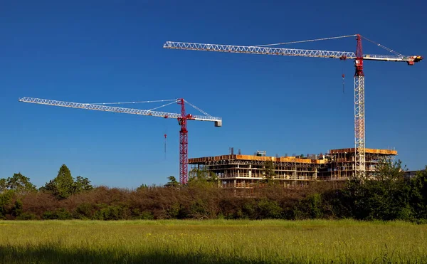 Local de construção na zona verde . — Fotografia de Stock