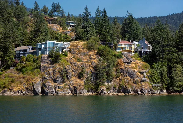 Cliff ve kayalık plaj 