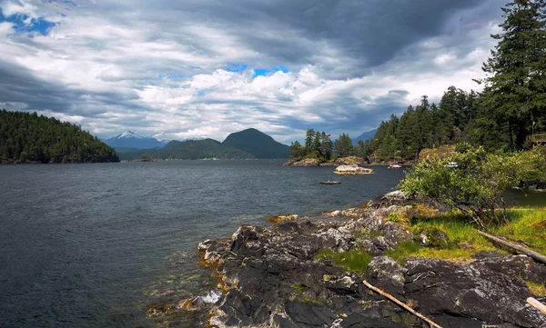 Kuzey deniz kıyısında Bowen Adası