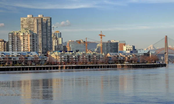 Downtown New Westminster, sahildeki yurt Mah. Fraser nehir, köprü ve dağ manzaralı ve kentin yeni inşaat. 