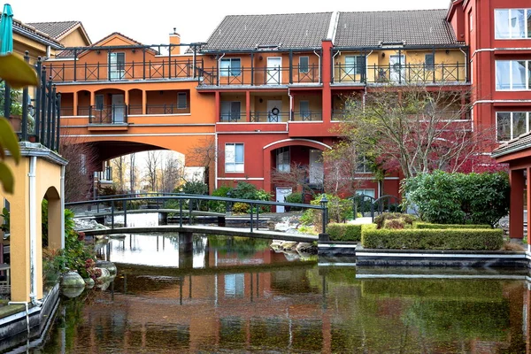 Apartmanlarda bir konut kompleksi bahçesinde New Westminster Downtown havuzda