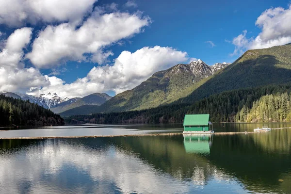 Capilano Zbiornik Jeziora Długie Odbicie Zielony Budynek Dam Snowy Snow — Zdjęcie stockowe