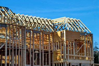 Richmond City 'nin yerleşim bölgesinde yeni bir ahşap ev inşaatı. Kuruluş aşamasında evin inşaatı  