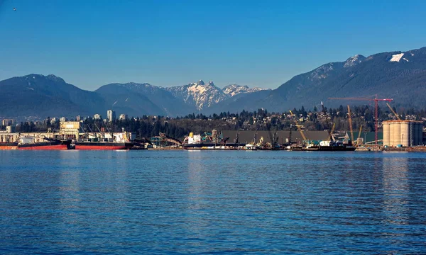 Lodě Pod Nákladem Přístavu Severní Vancouver Pozadí Pohoří Modré Oblohy — Stock fotografie