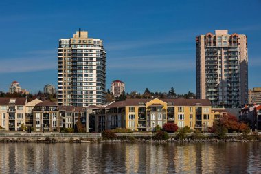 New Westminster şehir merkezinin rıhtımında ikamet yeri.
