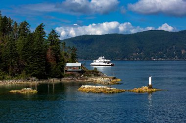 Batı kıyısı, yolcu feribotu Bowen Adaları ile Horseshoe Körfezi arasında gidiyor Kuzey Vancouver, British Columbia, Kanada