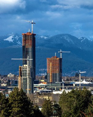 Burnaby şehir inşaat alanında bir dağ sırtı zemin karşı şehir merkezinde yüksek katlı binaların yeni inşaat