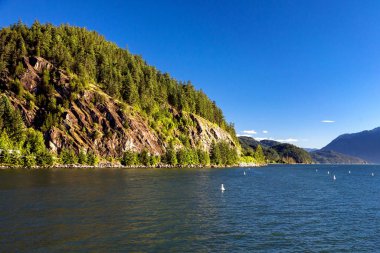 Cliff ve dağ Ridge'te Porteau Cove, kıyı şeridi ve orman görüntüleyin. British Columbia Kanada