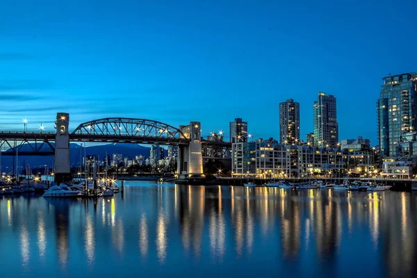 Reflektioner Stadens Ljus Spegel Vattnet Bukten Vid Solnedgången Burrard Bridge — Stockfoto