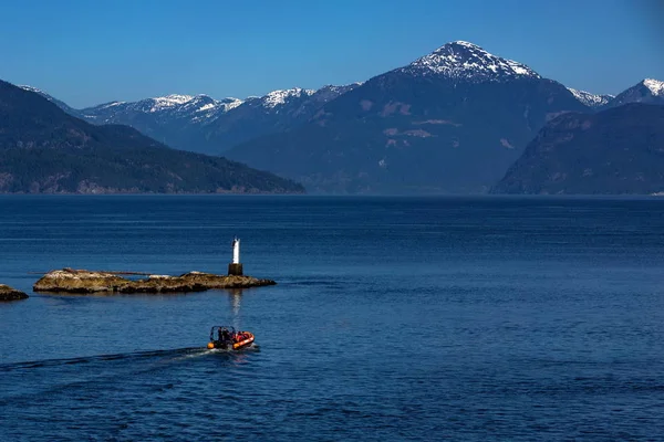 Motorový Člun Přepravuje Turisty Horseshoe Bay Pozorovat Velryby Úžině George — Stock fotografie