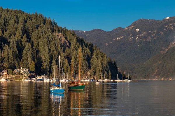 Pobřežní Vesnice Přístav Hluboké Zátoce Severním Vancouveru Plachetnice Přístavu Pozadí — Stock fotografie