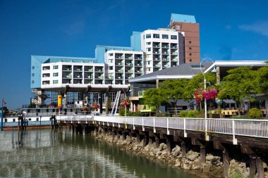 Avlu iskelesi ve Fraser Nehri 'nin kıyısında, New Westminster şehrinde bir otel.