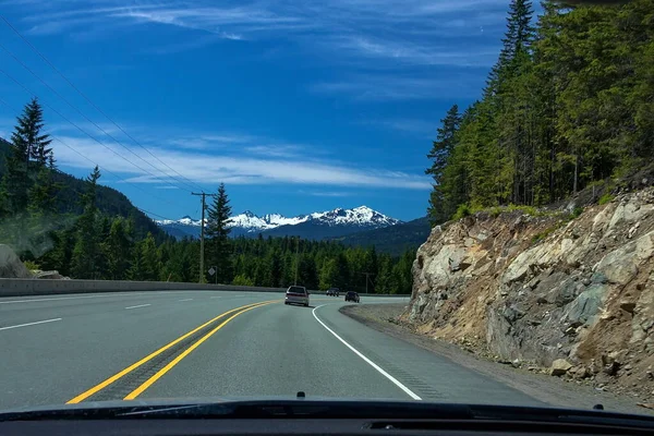 Vista Sulle Montagne Dal Mare Cielo Hgw Auto Scendendo Autostrada — Foto Stock