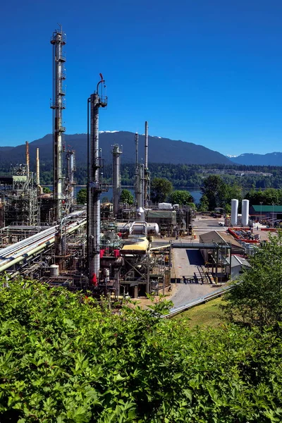 Vancouver Olieraffinaderij Een Achtergrond Van Natuur Burrard Inlaat Bergzicht — Stockfoto