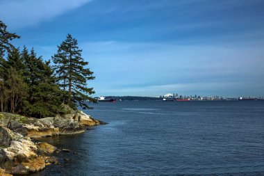 Georgia Boğazı 'ndaki kıyı şeridi, Vancouver şehir merkezi manzarası Vancouver Limanı' ndaki limanda yükleme için sırada bekleyen okyanus tankerleri.
