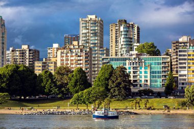 Vancouver City 'nin merkezindeki False Creek' teki eğlence teknesi, şehir merkezinin plaj ve yerleşim alanları karşı kıyıda yer almaktadır.