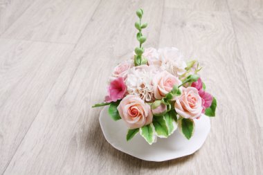 Çiçekler bir fincan bir ahşap yüzeye