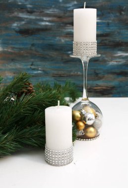 Noel dekoru - mumlar, Noel ağacı oyuncaklarıyla şamdan,