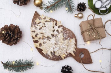 Noel ağacı ve kar taneleri şeklinde Noel pastası yapmak. Yeni yıl tatlıları, ev yapımı yemekler, sevdiklerine hediyeler, adil. Yeni yıl ve Noel için sıcak ev havası.