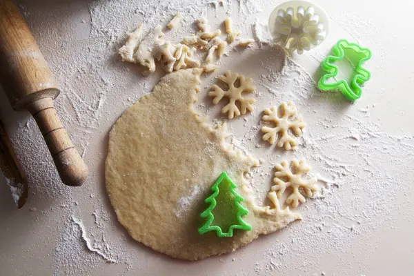 Christmas preparations: homemade cookies in the shape of a Christmas tree — Stock Photo, Image