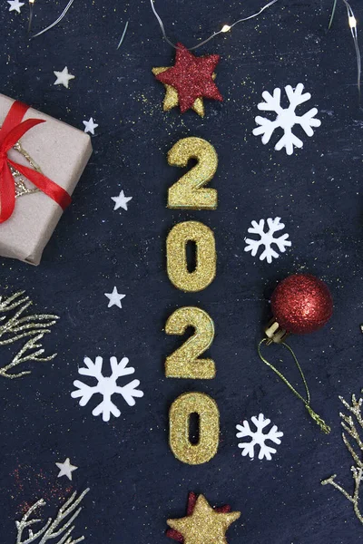 New Year flat lay 2020. On a dark background, golden shiny numbers 2020 — Stock Photo, Image