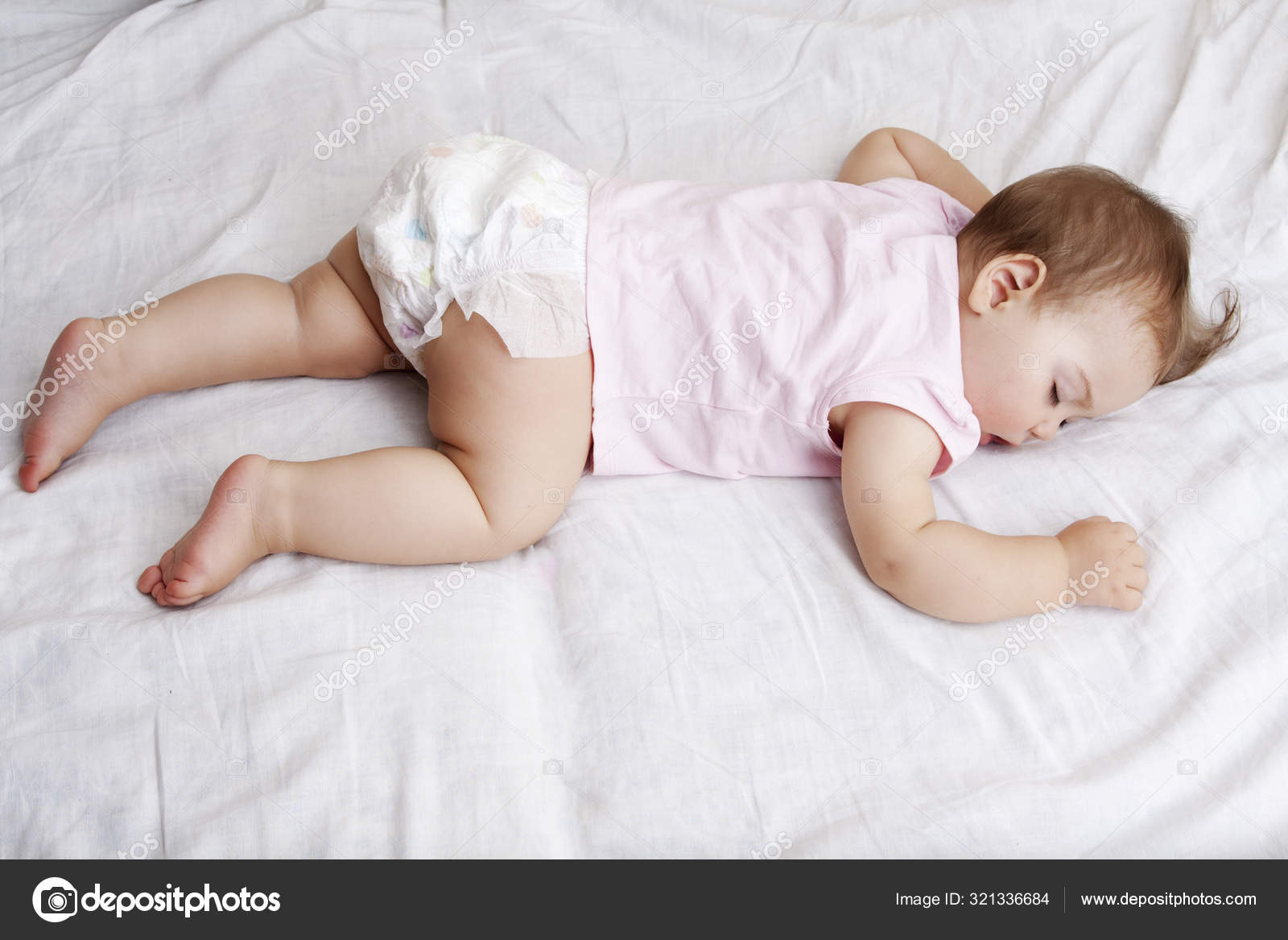 Новорожденный ребенок спит на животе. Сон на животе новорожденным. Грудничок спит на животике. Новорожденный ребенок спит на животе. Малыш в животике.