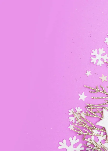 Natale sfondo rosa con ramoscelli d'oro, stelle e fiocco di neve — Foto Stock