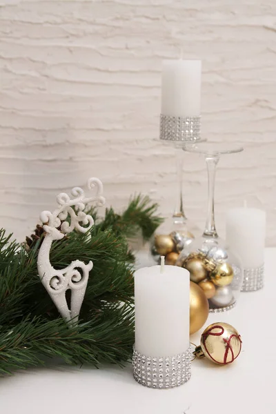 Christmas candles, candlestick with Christmas tree toys, pine, d — Stock Photo, Image