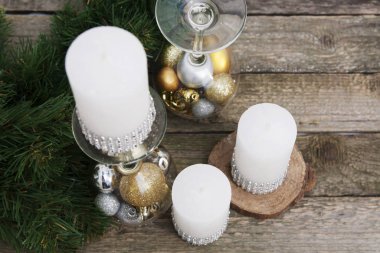 Noel dekoru - mumlar, Noel ağacı oyuncaklarıyla şamdan 