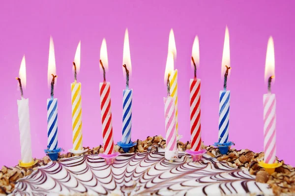 Pastel de celebración con velas sobre fondo azul . —  Fotos de Stock