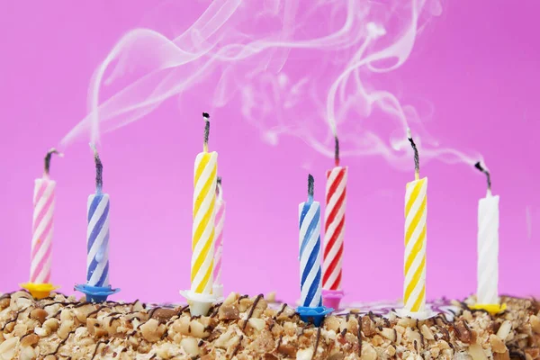 Füstöld el az eloltott gyertyákat egy ünnepi tortán. Ünnepi koncepció, kívánságok, születésnapi parti vége. — Stock Fotó