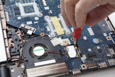 Dizüstü bilgisayarın içindeki elektronik aletler, dizüstü bilgisayar tamir servisi. Tornavida 