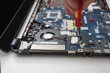 Dizüstü bilgisayarın içindeki elektronik aletler, dizüstü bilgisayar tamir servisi. Tornavida 
