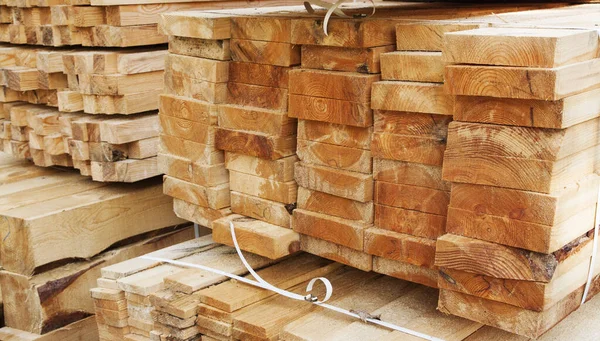 Bauholz - Holz wird geschichtet — Stockfoto