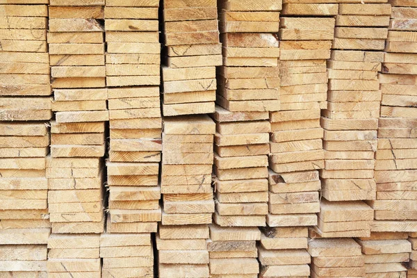 Holzbalken für den Bau. Bauholz für Holzkonstruktionen a — Stockfoto