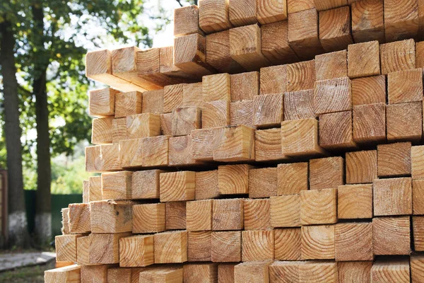 Holzbalken für den Bau. Bauholz für Holzkonstruktionen a — Stockfoto