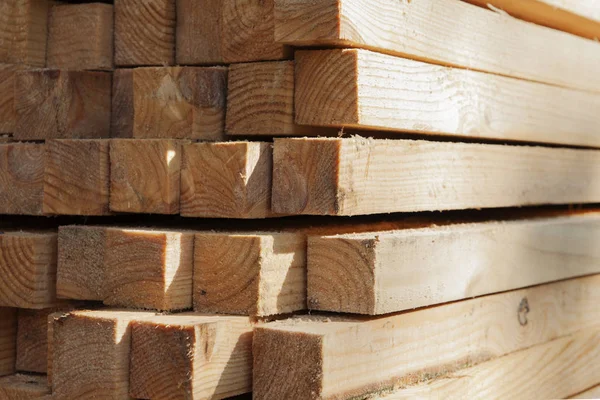 Bauholz - Holz wird geschichtet — Stockfoto