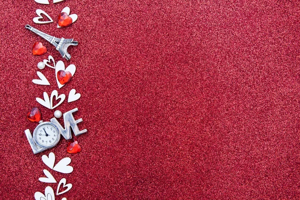 Rood glanzende achtergrond met een patroon van harten, een eiffeltoren een — Stockfoto