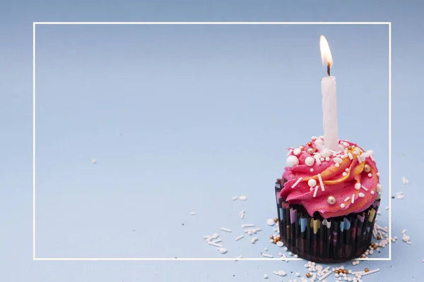 Pastel de chocolate festivo con crema y decoración con una vela —  Fotos de Stock