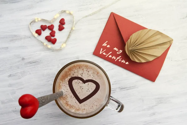 Šálek kávy se srdcem a obálkou s nápisem bude můj Valentýn — Stock fotografie