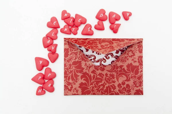 Rode envelop en hartjes met letters op een witte achtergrond. Vale — Stockfoto