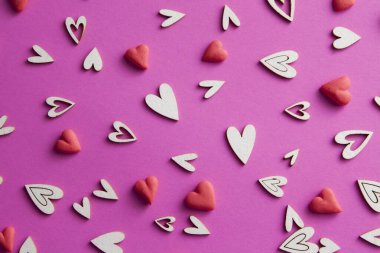 Pembe arka planda kırmızı ve beyaz kalpler. Düğün ya da sevgililer günü 