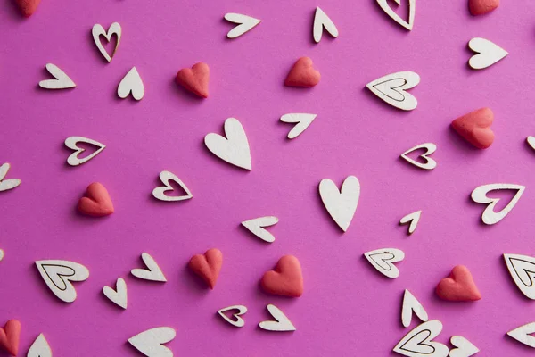 Corações vermelhos e brancos em um fundo rosa. Casamento ou dia dos namorados — Fotografia de Stock