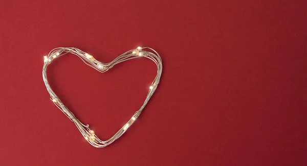 Corazón brillante sobre un fondo rojo. Blanco para banner o tarjeta para el Día de San Valentín —  Fotos de Stock